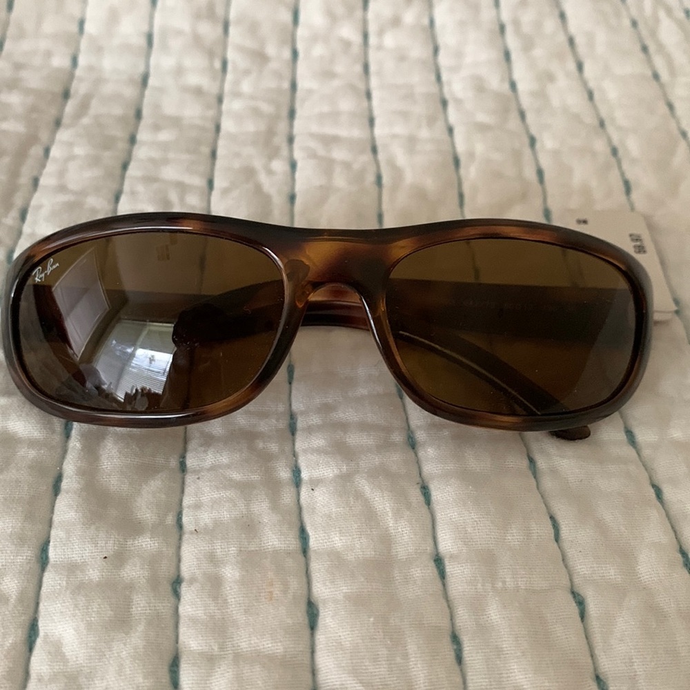 Ray-Ban women’s sunglasses tortoise shell frames